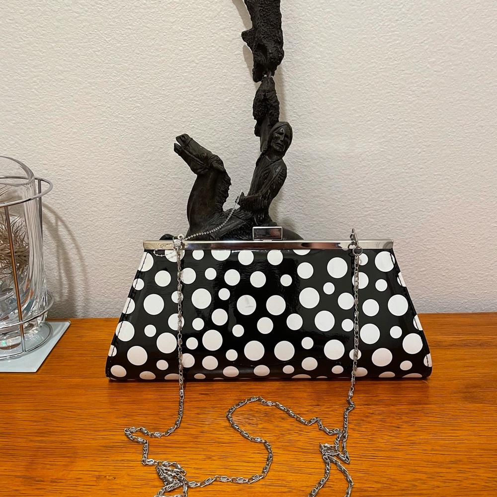 Shoulder bag.